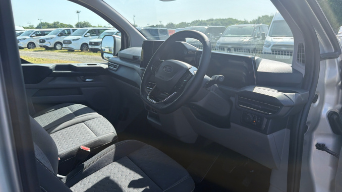 Ford Transit Custom 320 L2 Diesel Fwd 2.0 EcoBlue 136ps H1 Double Cab Van Limited Auto - Image 6